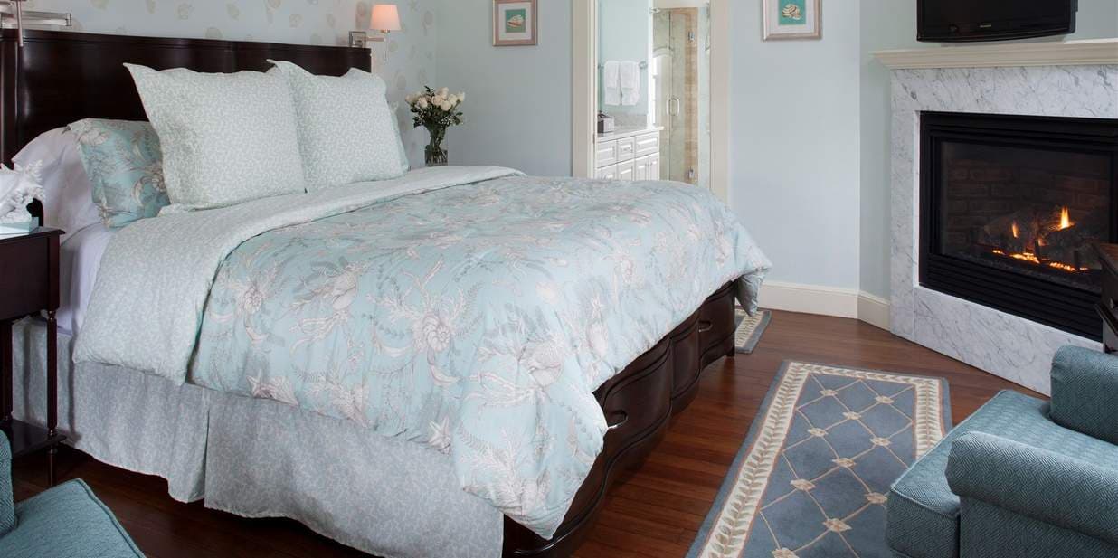 Luxury Spa Room Yarmouth King Bed, TV/DVD Combination, Gas Fireplace, Air Conditioning, Refrigerator.